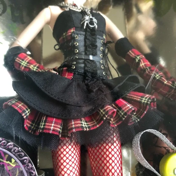 NIB HARD ROCK 2008 BARBIE GOLD LABEL COLLECTOR PIN - Picture 6 of 12